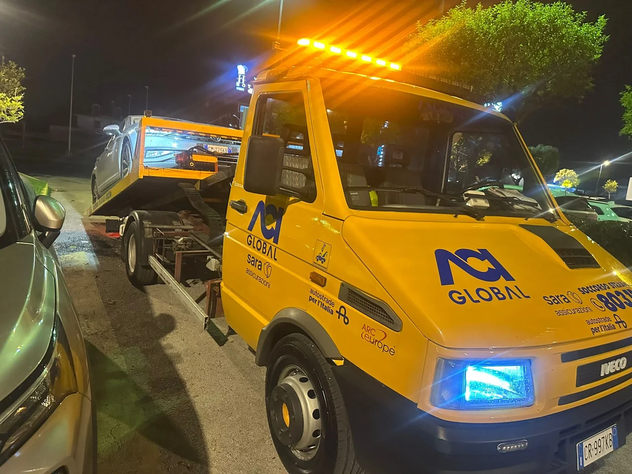 Soccorso stradale notturno Zagami — carroattrezzi Iveco ACI Global con luci blu